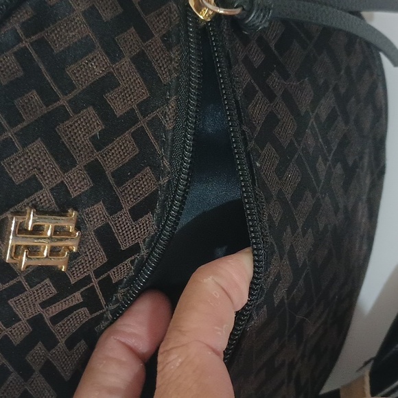 TOMMY HILFIGER CROSSBODY BAG - Picture 11 of 17